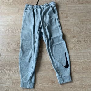Men’s grey Nike sweats w logo detail